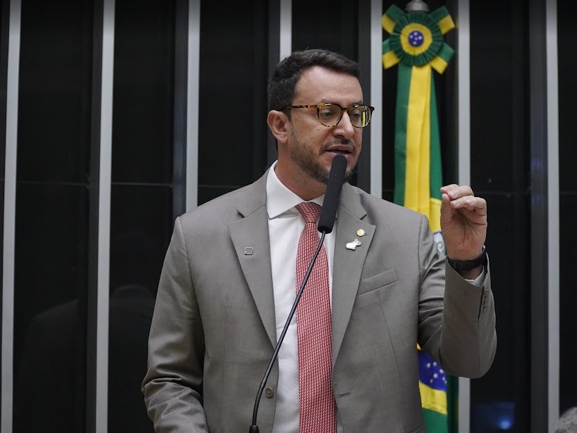Delegado Matheus Laiola discursa na tribuna da Câmara dos Deputados durante aprovação de projeto que cassa CNH de quem abandona animais